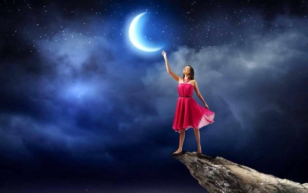 Растущая Луна и девушка