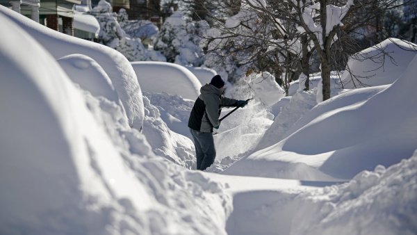 Снежные сугробы в городе