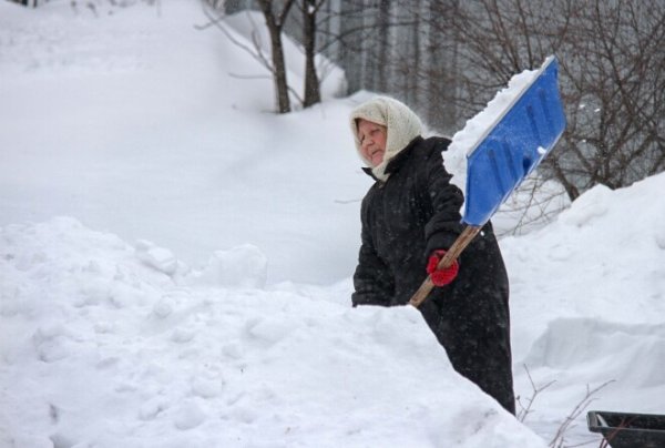 Девушку завалило снегом