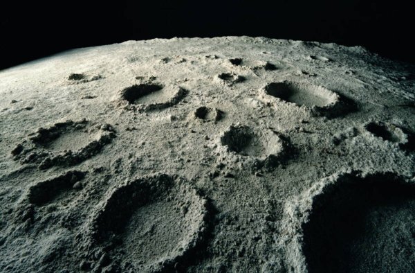 Метеоритные кратеры на Луне
