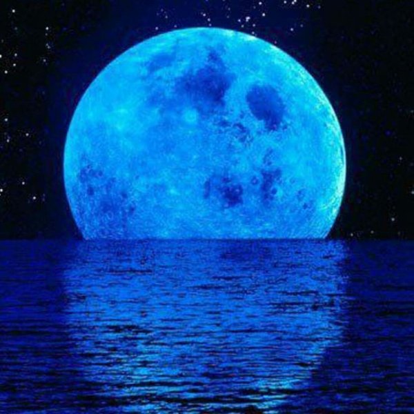 Красивая голубая Луна