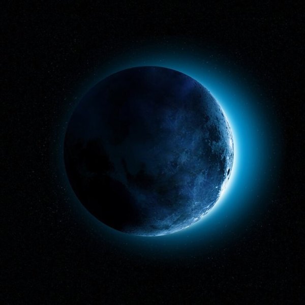 Синяя Луна на черном фоне