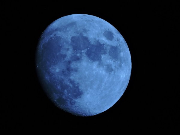 Почти полная Луна