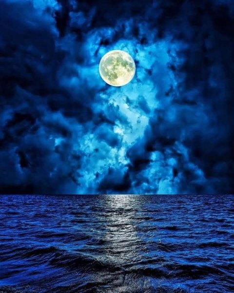 Луна и море