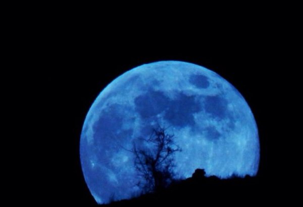 Голубая Луна на черном фоне