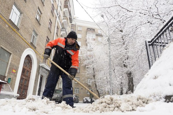 Для уборки снега дворника