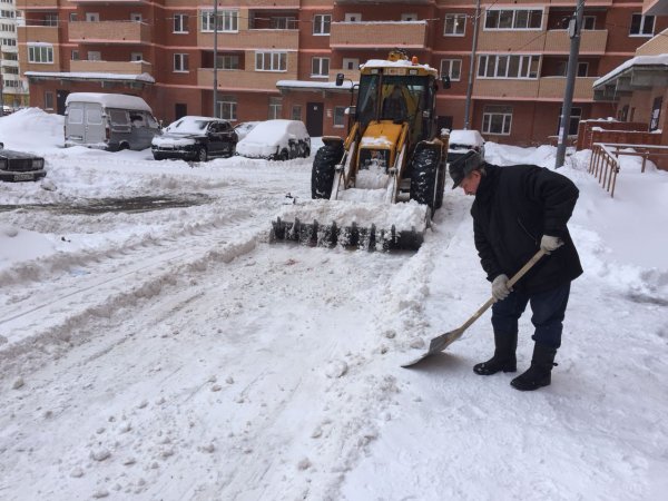 Уборка прилегающей территории зимой