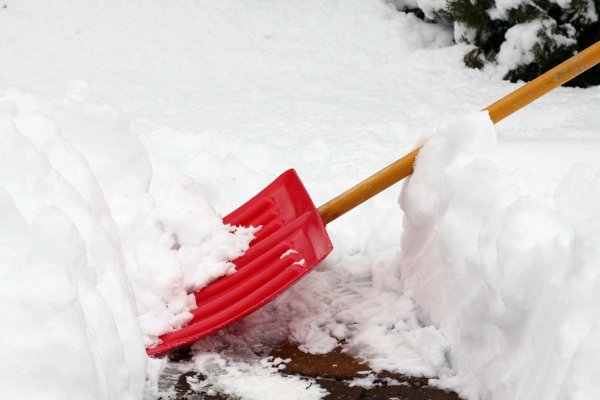 Убирают снег