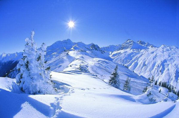 Снежные горы и солнце
