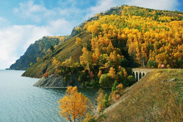 Листвянка Байкал осенью