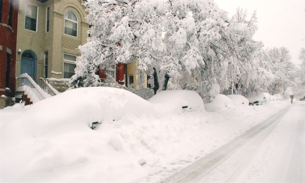 Зима много снега сугробы