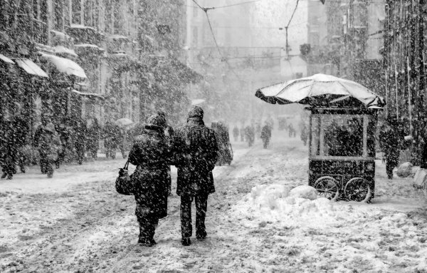 Снегопад прохожие город