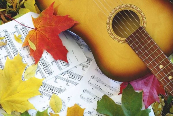 Гитара в осенней листве
