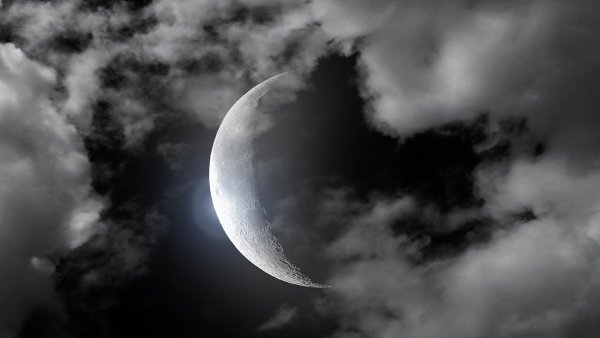 Луна наполовину темная