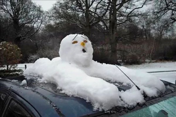 Снеговик на машине