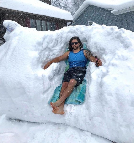 Снега навалило