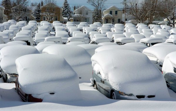 Машина под снегом