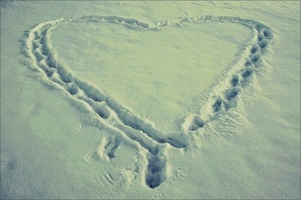 Следы человека на снегу