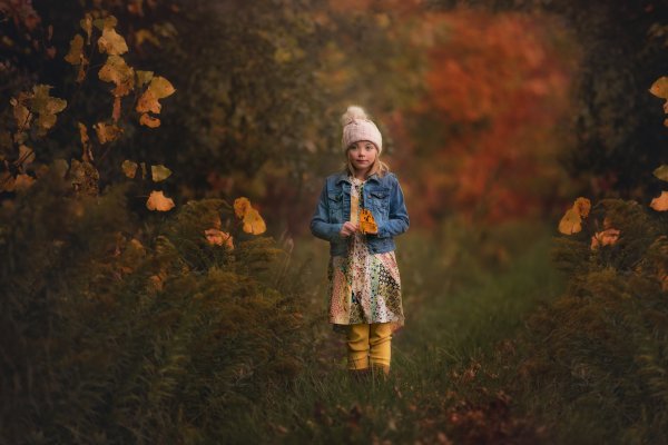 Девочка в осеннем лесу