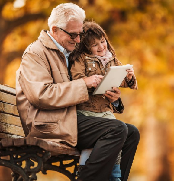 Бабушка с дедушкой на скамейке