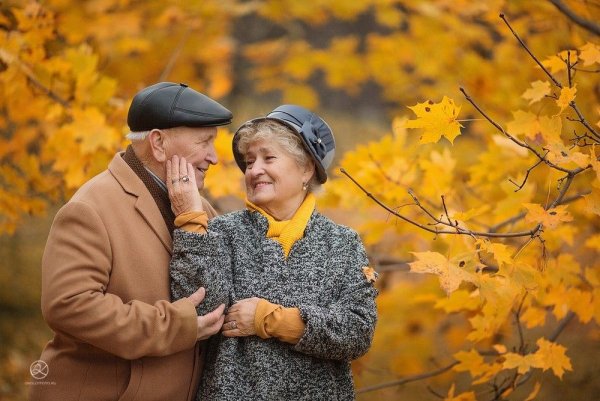 Пожилые люди осень