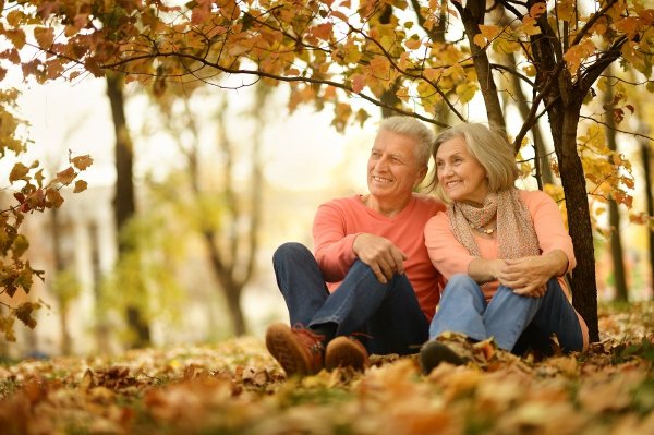 Пожилые люди осень