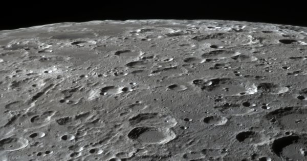 Лунная поверхность кратеры