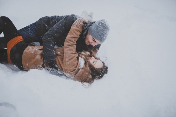 Парень и девушка в анегу