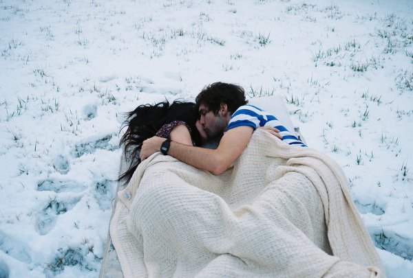 Влюбленные лежат на снегу