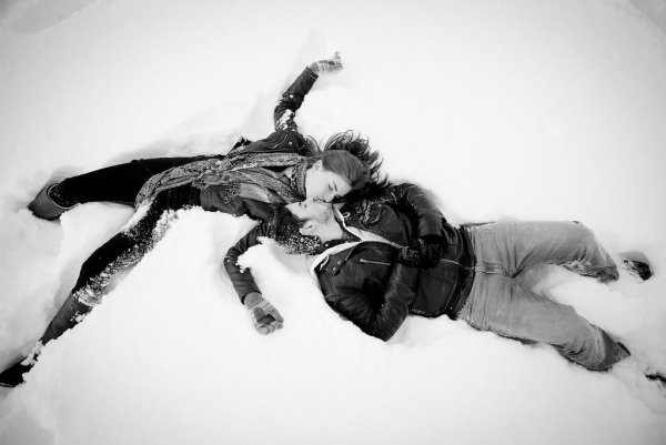 Влюбленные валяются в снегу