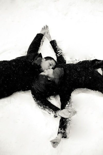 Влюбленные валяются в снегу