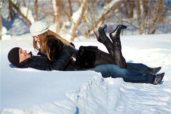 Парень с девушкой зимой