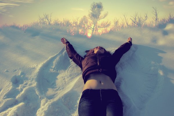 Девушка брюнетка со спины зимой