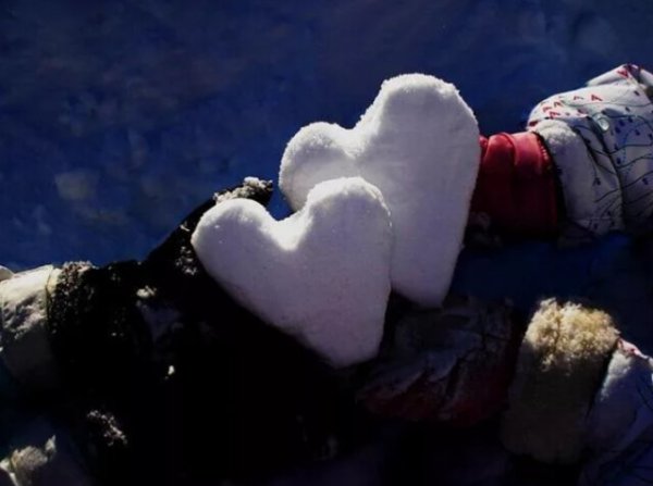 Влюбленные лежат на снегу