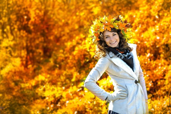 Девушка в венке из осенних листьев
