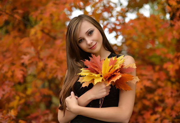 Девушка с осенними листьями
