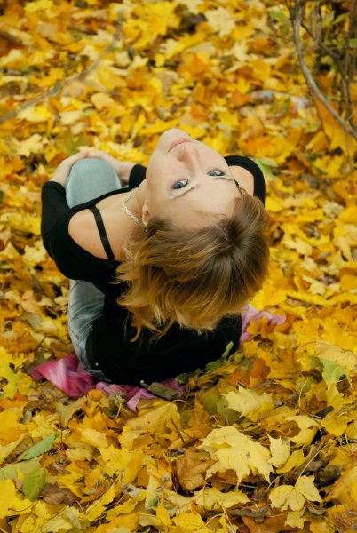 Девушка с осенними листьями