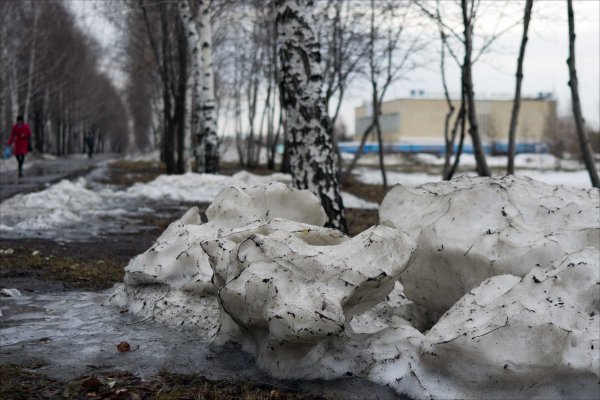 Сугробы весной