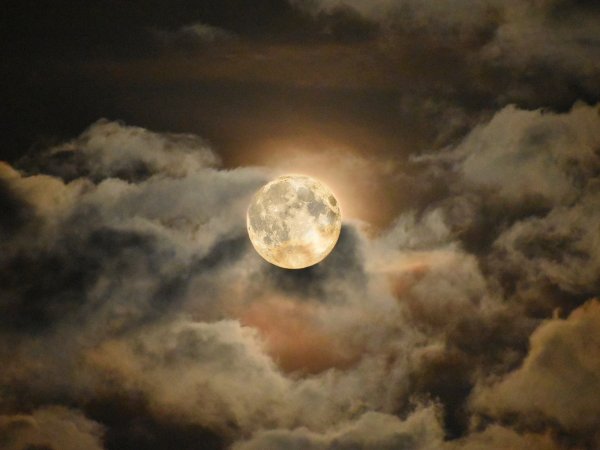 Луна в облаках