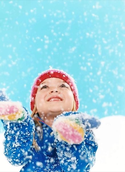 Дети радуются снегу