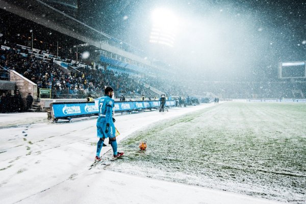 Зимний футбол на снегу
