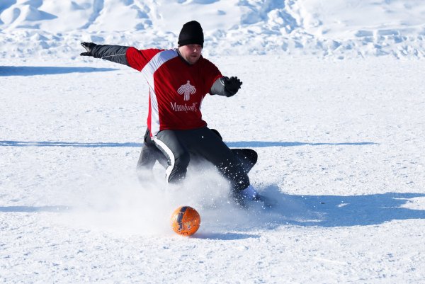 Зимний футбол на снегу