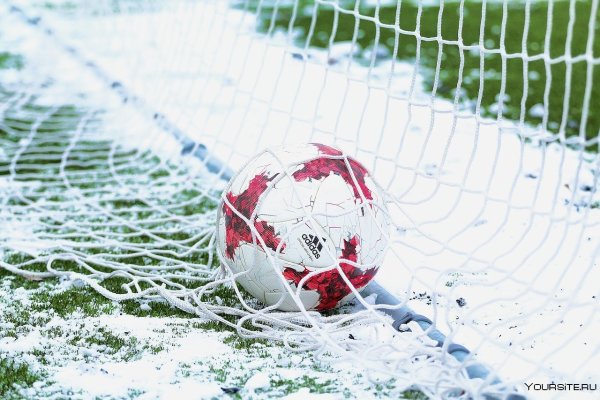 Заснеженное футбольное поле