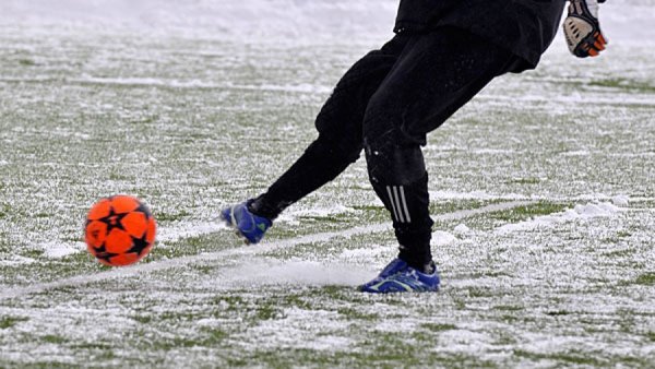 Футбольное поле зимой