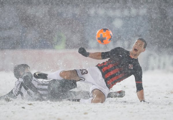 Футбольное поле в снегу