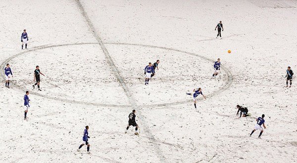 Футбол снег вид сверху