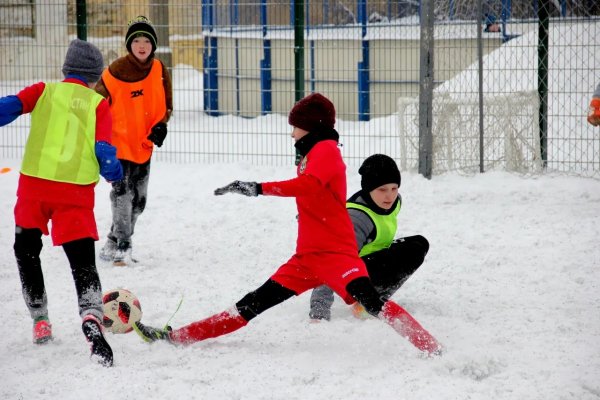 Детский футбол на снегу