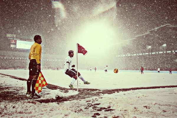 Футбольное поле в снегу