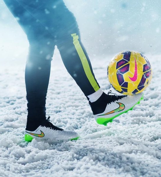 Мяч на снегу