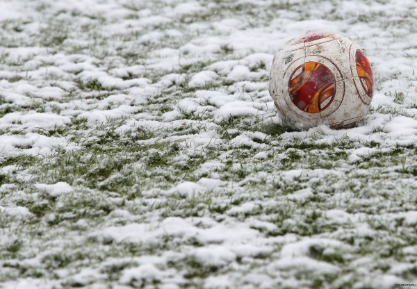 Футбольное поле в снегу